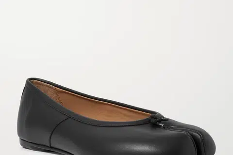 Gaya kasut ‘Tabi’ Maison Margiela pertama kali diperkenalkan dalam koleksi 1989, melambangkan pendekatan avant-garde jenama itu terhadap fesyen dengan gabungan sejarah dan ekspresi seni yang radikal.