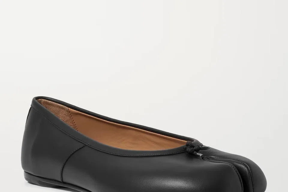 Gaya kasut ‘Tabi’ Maison Margiela pertama kali diperkenalkan dalam koleksi 1989, melambangkan pendekatan avant-garde jenama itu terhadap fesyen dengan gabungan sejarah dan ekspresi seni yang radikal.