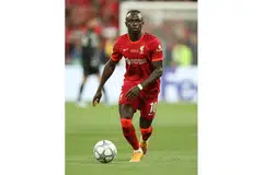 CABARAN BARU DAN TINGGAL KENANGAN: Mane akan hadapi cabaran berbeza di Bundesliga selepas berpindah ke Bayern Munich. Mane merayakan buat kali terakhir kemenangan dengan Liverpool, merangkul Piala FA dan Piala Liga musim lalu. - Foto-foto AFP