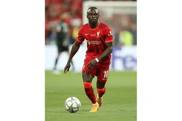 CABARAN BARU DAN TINGGAL KENANGAN: Mane akan hadapi cabaran berbeza di Bundesliga selepas berpindah ke Bayern Munich. Mane merayakan buat kali terakhir kemenangan dengan Liverpool, merangkul Piala FA dan Piala Liga musim lalu. - Foto-foto AFP