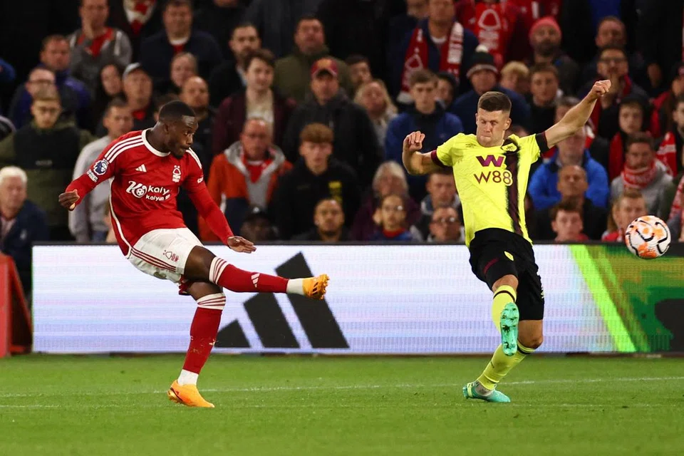 JARINGAN PENYELAMAT: Pemain Nottingham Forest, Callum Hudson-Odoi (jersi merah) menjaringkan gol penyamaan bagi memastikan pasukannya mengutip satu mata semasa menentang Burnley. 