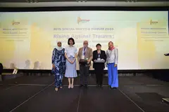 (Dari kiri) Presiden Persatuan Pemudi Islam Singapura (PPIS), Profesor Madya Razwana Begum Abdul Rahim; Menteri Negara (Pembangunan Sosial dan Keluarga merangkap Ehwal Dalam Negeri), Cik Sun Xueling; Pengarah Program Allambi Care, Dr Howard Bath; Penolong Kanan Pekerja Sosial Kementerian Pembangunan Sosial dan Keluarga (MSF), Cik Yogeswari Munisamy; dan CEO PPIS, Cik Aidaroyani Adam, semasa Forum Khidmat Sosial PPIS 2024 pada 14 November.
