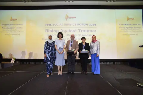(Dari kiri) Presiden Persatuan Pemudi Islam Singapura (PPIS), Profesor Madya Razwana Begum Abdul Rahim; Menteri Negara (Pembangunan Sosial dan Keluarga merangkap Ehwal Dalam Negeri), Cik Sun Xueling; Pengarah Program Allambi Care, Dr Howard Bath; Penolong Kanan Pekerja Sosial Kementerian Pembangunan Sosial dan Keluarga (MSF), Cik Yogeswari Munisamy; dan CEO PPIS, Cik Aidaroyani Adam, semasa Forum Khidmat Sosial PPIS 2024 pada 14 November.