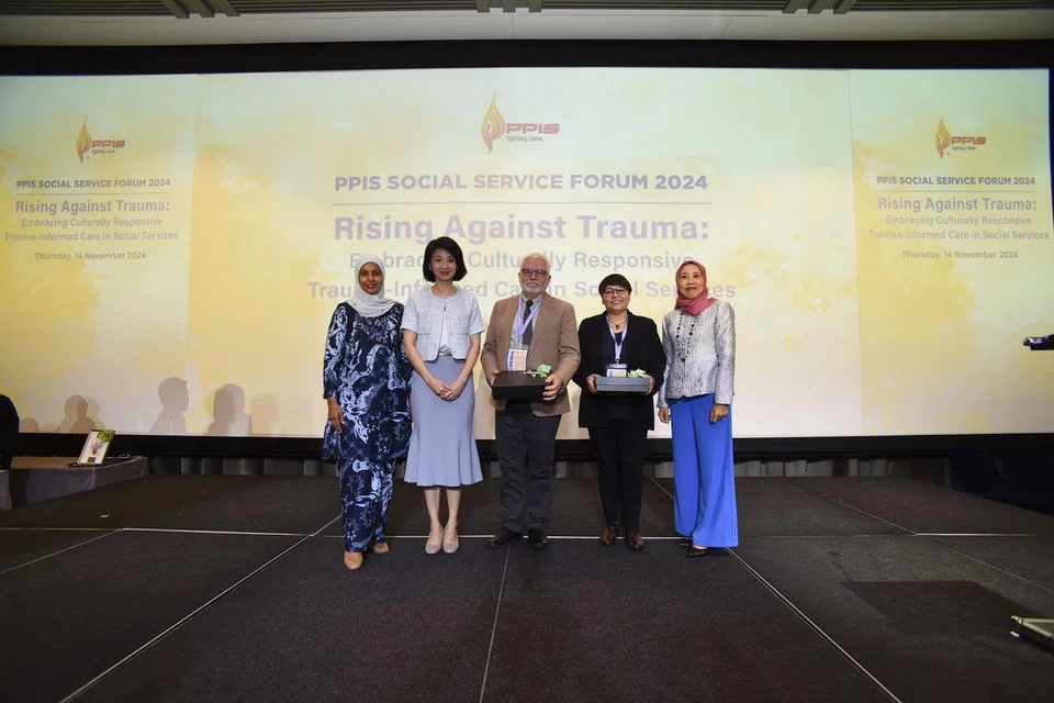 (Dari kiri) Presiden Persatuan Pemudi Islam Singapura (PPIS), Profesor Madya Razwana Begum Abdul Rahim; Menteri Negara (Pembangunan Sosial dan Keluarga merangkap Ehwal Dalam Negeri), Cik Sun Xueling; Pengarah Program Allambi Care, Dr Howard Bath; Penolong Kanan Pekerja Sosial Kementerian Pembangunan Sosial dan Keluarga (MSF), Cik Yogeswari Munisamy; dan CEO PPIS, Cik Aidaroyani Adam, semasa Forum Khidmat Sosial PPIS 2024 pada 14 November.