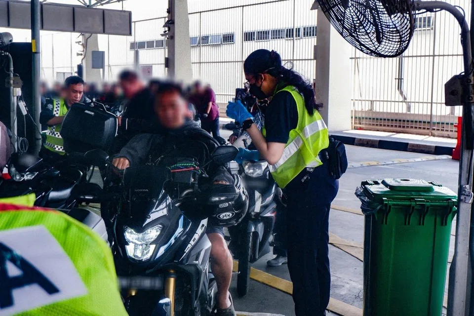 Pengunjung ke Singapura yang memasuki negara menerusi pusat pemeriksaan darat dikenakan pemeriksaan y ang dipertingkat semasa tempoh operasi antara 24-27 Mac.