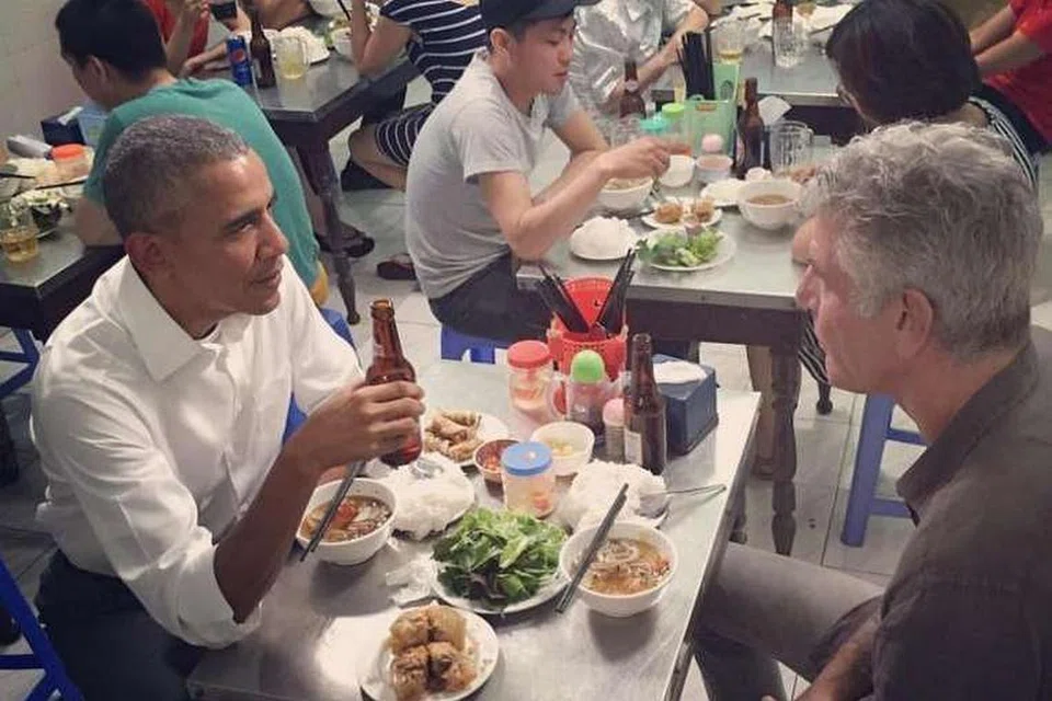 Presiden Barack Obama dan hos televisyen Anthony Bourdain makan hidangan mi tepung beras di sebuah restoran kecil di Hanoi. 