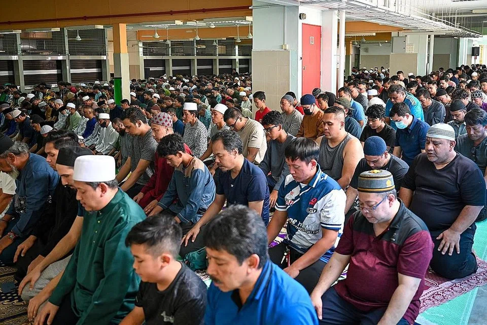 RUANG SEMENTARA: Jemaah kelihatan mendirikan solat Jumaat di ruang kantin bekas tapak Sekolah Menengah North View, di Yishun Ring Road, yang diguna sebagai ruang solat sementara. - Foto-foto BH oleh SHAFIQ APANDI