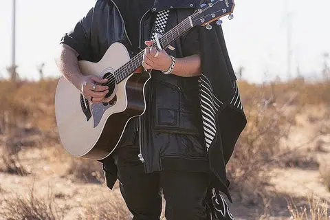 ISSAM ALNAJJAR: Lagu Hadal Ahbek yang tercetus daripada pengalaman melihat temannya baring pada bantal sepanjang perbualan mereka di FaceTime tular di TikTok lantas menempatkannya sebagai idola remaja masa kini. - Foto INSTAGRAM ISSAM ALNAJJAR