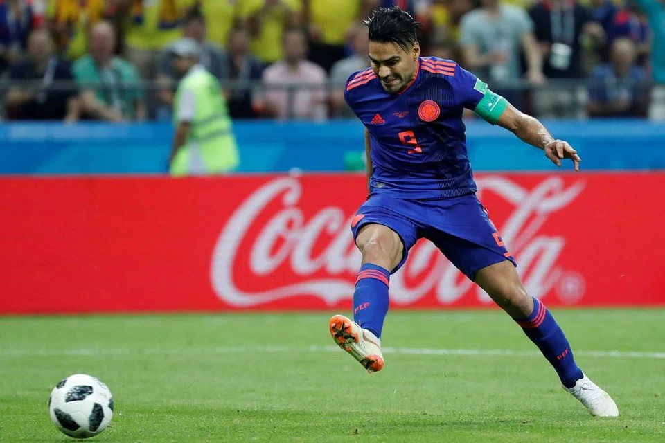 SENTUHAN MAGIS: Penyerang Colombia Radamel Falcao dengan tenang menjaringkan gol kedua bagi negaranya untuk mengatasi Poland. - Foto REUTERS