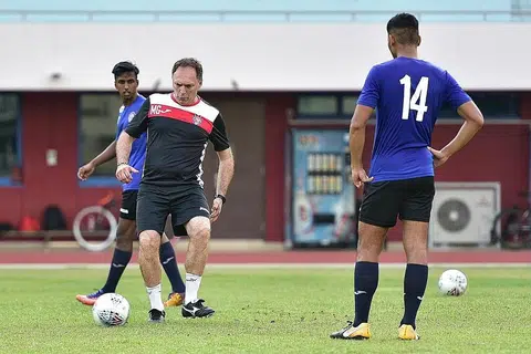 SIAP MEMIMPIN: Selepas menerima pas pekerjaannya, Grabovac (berjersi hitam) kini bersedia untuk memulakan musim baru Liga-S dengan Warriors FC. - Foto BH oleh DESMOND WEE