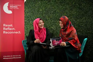 PEMANGKIN SEMANGAT: Cik Zarina Abdullah Wright (kanan) dan Cik Siti Suhailah Madi, pengasas Empowered Women Network SG (EWN SG) menganjurkan kegiatan kerohanian secara kreatif selain melatih wanita menjana pendapatan dan membentuk rangkaian perniagaan di kalangan wanita.