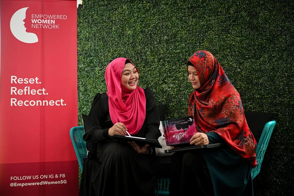 PEMANGKIN SEMANGAT: Cik Zarina Abdullah Wright (kanan) dan Cik Siti Suhailah Madi, pengasas Empowered Women Network SG (EWN SG) menganjurkan kegiatan kerohanian secara kreatif selain melatih wanita menjana pendapatan dan membentuk rangkaian perniagaan di kalangan wanita.