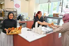 tutup-buka semula kedai, gimik, fluff bakery