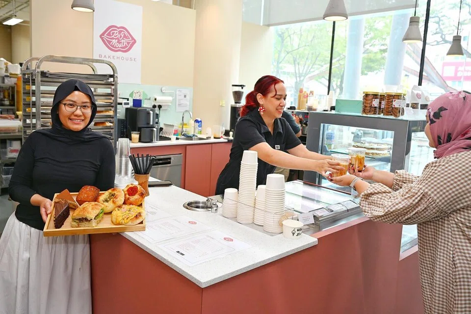 tutup-buka semula kedai, gimik, fluff bakery