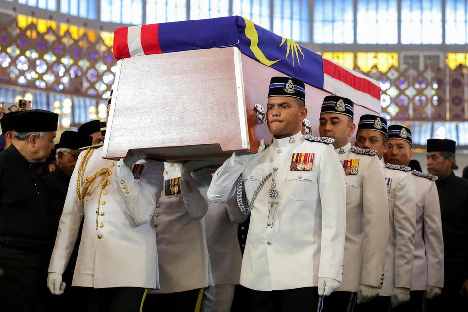 Anggota Angkatan Tentera Malaysia mengusung jenazah mantan Perdana Menteri, Tun Abdullah Ahmad Badawi, semasa upacara pengebumiannya di Masjid Negara, Kuala Lumpur, pada 15 April.   