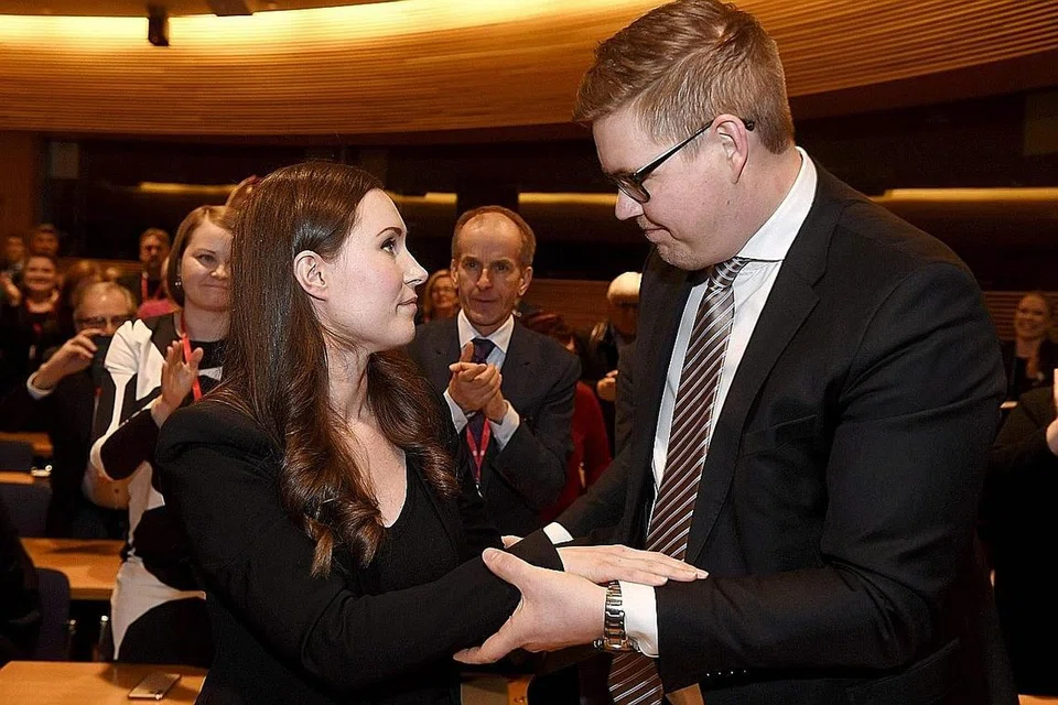 CATAT SEJARAH: Cik Sanna Marin menerima ucap tahniah daripada pencabarnya, Encik Antti Lindtman, selepas beliau dipilih sebagai Perdana Menteri baru Finland kelmarin. - Foto AFP