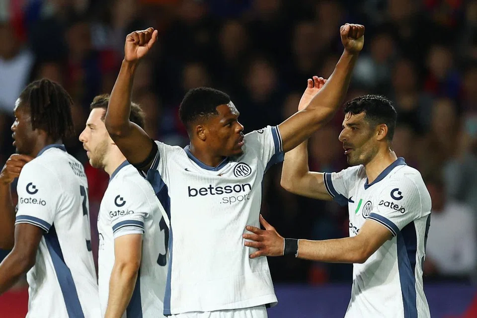 Pemain Inter Milan, Denzel Dumfries (dua dari kanan), meraikan gol ketiga pasukannya, namun kelebihan Inter itu tidak berpanjangan apabila Barcelona memperolehi gol penyamaan dengan pertarungan berakhir seri 3-3