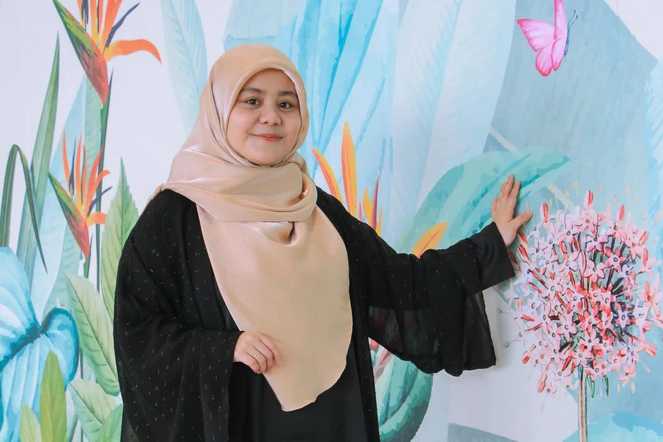 Penyanyi dan pensyarah, Najwa Latif, telah melancarkan lagu barunya bertajuk, ‘Kau Buat Aku’, yang ditujukan khas untuk suaminya, penyanyi Akwa Arifin.