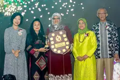 MENGIKTIRAF IBU TELADAN: (Dari kiri) Penasihat panel pengadil Anugerah Ibu Teladan, Cik Sim Ann, serta pengerusi Cik Claire Chiang, bersama penerima Anugerah Ibu Teladan, Cik Bibi Fatimah Sheikh Muhammad, dan Presiden Halimah Yacob dan suaminya, Encik Mohamed Abdullah Alhabshee. - Foto BH oleh ZALEHA ABDUL KADER