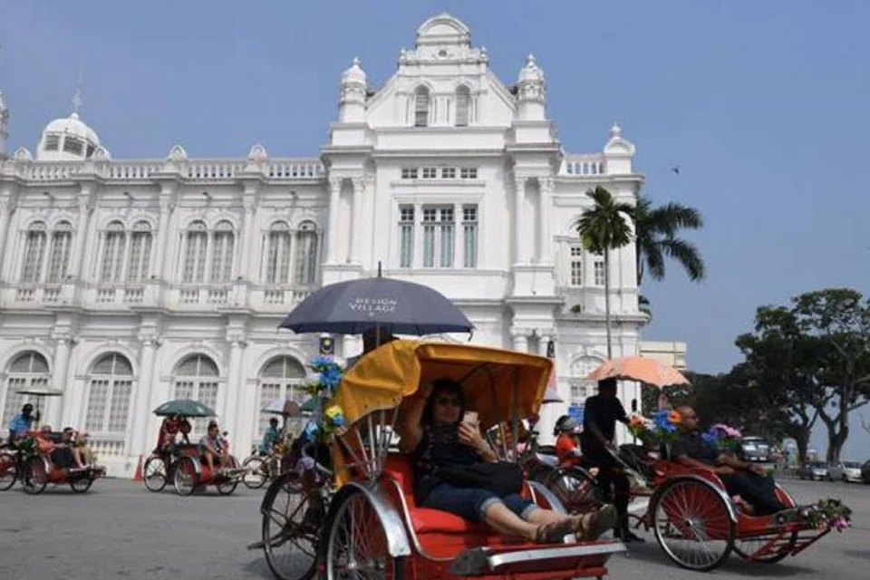 Portal pelancongan terkenal dunia, Lonely Planet, menggambarkan Pulau Pinang sebagai menggabungkan budaya berwarna-warni dengan pengaruh Melayu, Cina dan India yang terserlah dalam makanan, seni bina dan tradisi.
