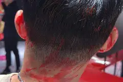 Pengunjung dari Singapura, Encik Douglas Ang, yang merupakan salah satu pelanggan salon Reds Hairdressing di Paradigm Mall terkejut disimbah cat. 