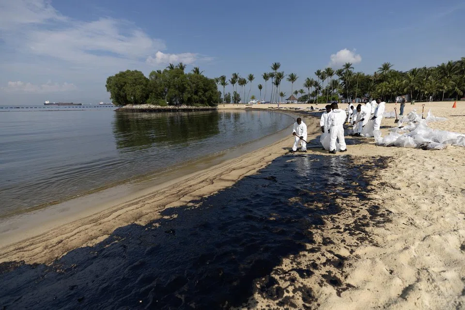Pekerja masih giat membersihkan limpahan minyak di Pantai Tanjong di Sentoasa pada 17 Jun.  