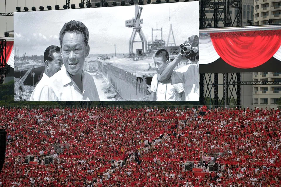 Sebuah filem penghargaan yang menghormati Perdana Menteri Pengasas Singapura, Encik Lee Kuan Yew, yang meninggal dunia pada 23 Mac 2015, ditayangkan di skrin semasa Perbarisan Hari Kebangsaan (NDP) di Padang pada 9 Ogos 2015.