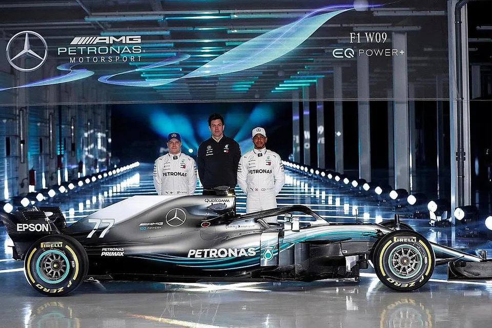 SIAP SIAGA: Bos Mercedes, Toto Wolff (tengah) dan dua pemandu pasukan, Lewis Hamilton (kanan) dan Valtteri Bottas, bergambar bersama kereta F1 pasukan itu bagi musim baru 2018 ini. - Foto REUTERS