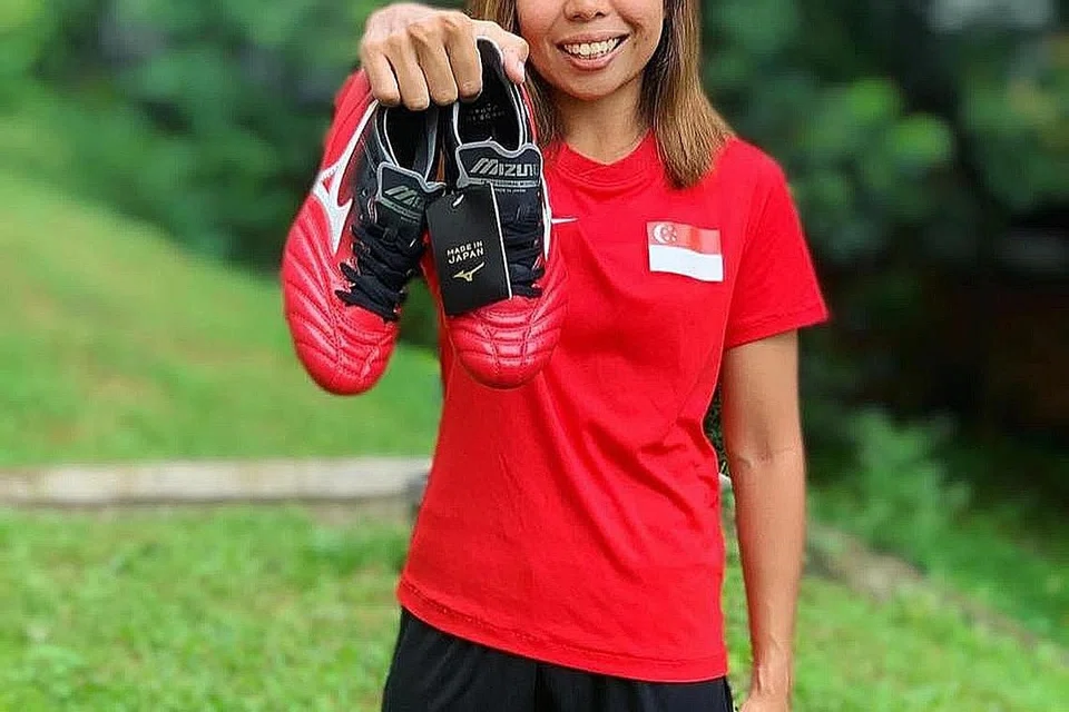 Pemain bola sepak wanita Singapura, Cik Ernie Sontaril. - Foto BH oleh DESMOND WEE dan FACEBOOK ERNIE SONTARIL