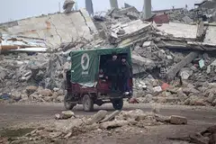 SEMUA RUNTUH: Kanak-kanak ini menaiki kenderaan di tengah-tengah bangunan yang runtuh di bandar al-Rai town, utara Aleppo. - Foto REUTERS