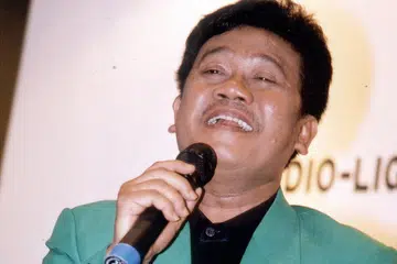 EDDY SILITONGGA: Diminati ramai kerana mampu menyanyikan lagu pelbagai genre dengan suara lantang lagi merdu. - Foto fail