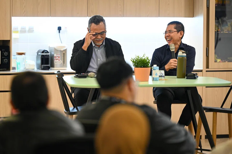 Sesi perkongsian tambahkan pengetahuan dan pemahaman wartawan tentang perkembangan di belakang tabir yang melibatkan isu-isu semasa kata Encik Nazry Mokhtar, Editor Berita Harian (kiri) dalam gambar bersama Dr Mohamad Maliki Osman (kanan). 
