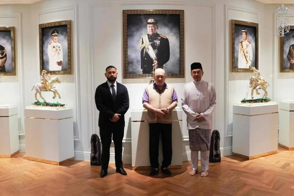 Yang di-Pertuan Agong, Sultan Ibrahim dan Pemangku Sultan Johor, Tunku Mahkota Ismail menerima kehadiran Perdana Menteri, Datuk Seri Anwar Ibrahim di Istana Pasir Pelangi, Johor Bahru, pada 24 April. 