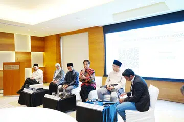 Anggota panel (dari kiri) Setiausaha Kumpulan Pemulihan Keagamaan (RRG), Ustaz Dr Mohamed Feisal Mohamed Hassan; Presiden Persatuan Pemudi Islam Singapura (PPIS), Profesor Madya Dr Razwana Begum Abdul Rahim; Pengerusi AMP Singapura, Ustaz Fathurrahman Dawoed; Presiden Taman Bacaan, Encik Abdul Halim Kader; Presiden Persatuan Ulama dan Guru-Guru Agama Islam Singapura (Pergas), Ustaz Muhammad Tarmizi Wahid; dan tokoh akademik, Profesor Madya Walid Jumblatt Abdullah, pada sesi dialog bertajuk ‘SG60: Menggerakkan Masyarakat Ke Hadapan’, yang diadakan di hotel The Grand Hyatt Singapore pada 21 Ogos.