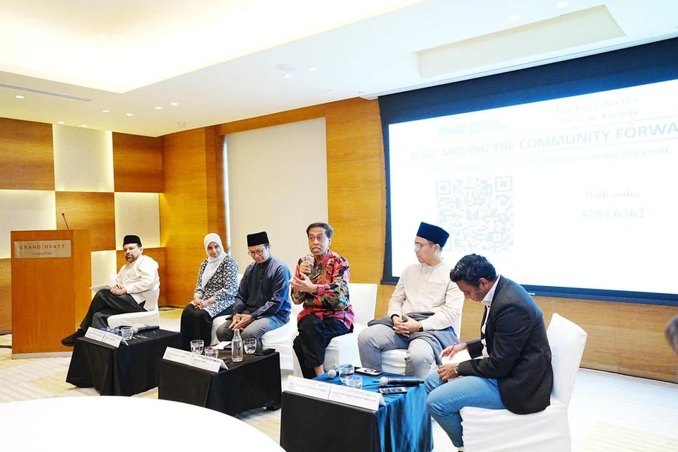 Anggota panel (dari kiri) Setiausaha Kumpulan Pemulihan Keagamaan (RRG), Ustaz Dr Mohamed Feisal Mohamed Hassan; Presiden Persatuan Pemudi Islam Singapura (PPIS), Profesor Madya Dr Razwana Begum Abdul Rahim; Pengerusi AMP Singapura, Ustaz Fathurrahman Dawoed; Presiden Taman Bacaan, Encik Abdul Halim Kader; Presiden Persatuan Ulama dan Guru-Guru Agama Islam Singapura (Pergas), Ustaz Muhammad Tarmizi Wahid; dan tokoh akademik, Profesor Madya Walid Jumblatt Abdullah, pada sesi dialog bertajuk ‘SG60: Menggerakkan Masyarakat Ke Hadapan’, yang diadakan di hotel The Grand Hyatt Singapore pada 21 Ogos.
