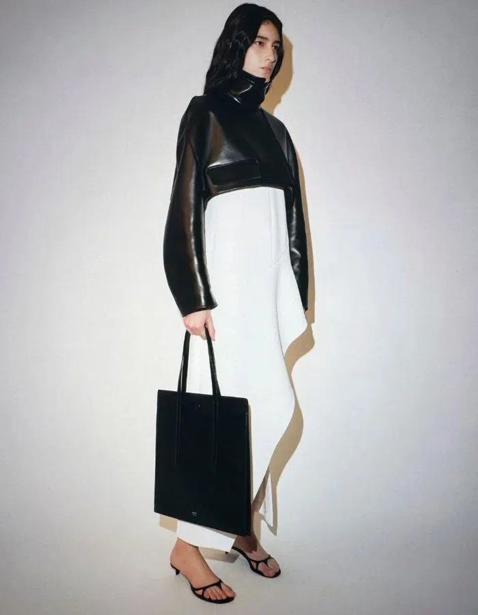 Tampil lebih bergaya dengan memadankan gaun putih santai dengan jaket kulit.