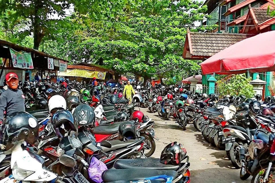 BERASAK-ASAK: Motosikal merupakan alat pengangkutan utama para penghuni kota ini (gambar atas). - Foto BH oleh SAINI SALLEH.