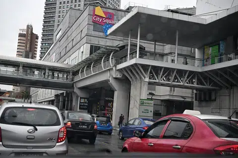 HARGA MAKANAN NAIK: Kenaikan harga di bandar Johor Bahru merisaukan golongan peniaga di situ yang telah menyebabkan margin keuntungan mereka semakin mengecil dan mengalami kerugian.