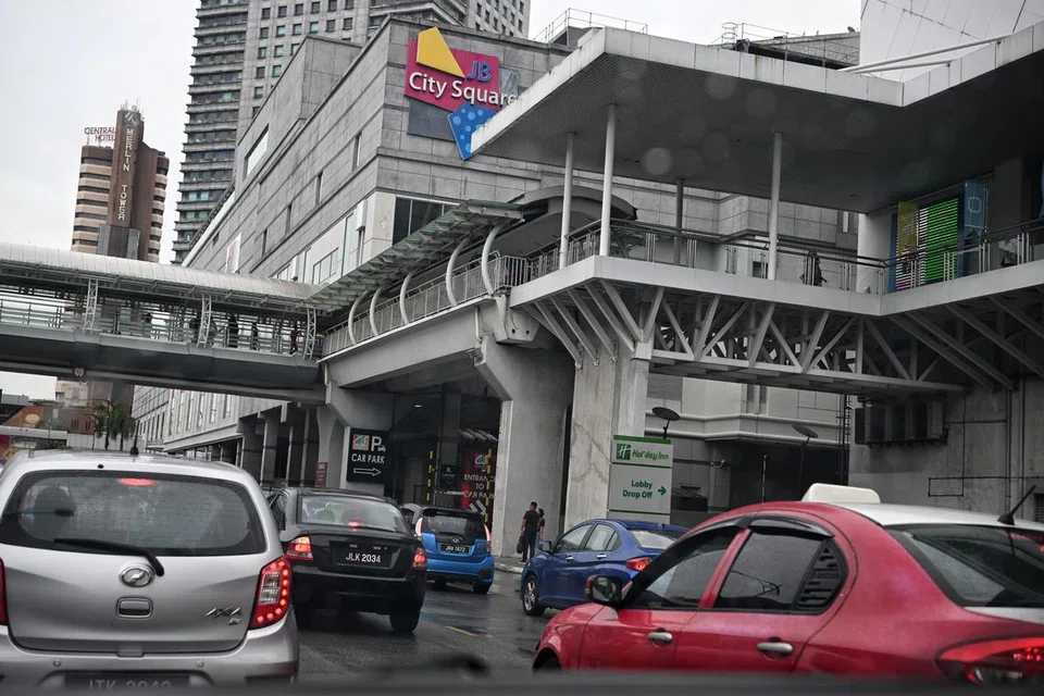 HARGA MAKANAN NAIK: Kenaikan harga di bandar Johor Bahru merisaukan golongan peniaga di situ yang telah menyebabkan margin keuntungan mereka semakin mengecil dan mengalami kerugian.
