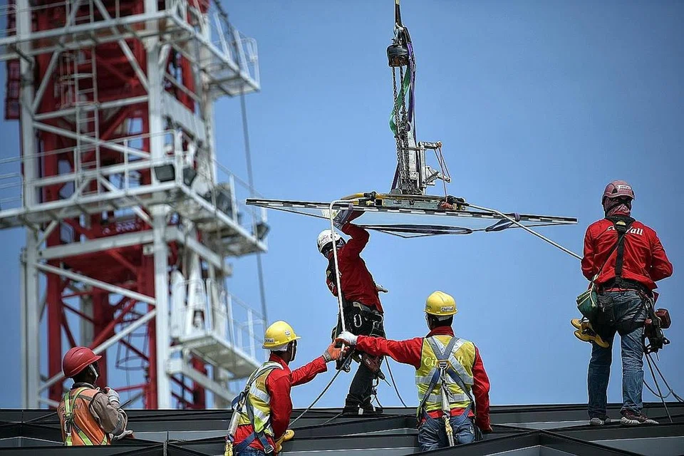 JUMLAH KES TURUN: Kes kecederaan keseluruhan di tempat kerja jatuh hampir 25 peratus daripada 6,630 kes dalam separuh pertama tahun lalu kepada 4,996 dalam tempoh yang sama tahun ini.- Foto fail