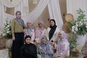 Jenama hijab, Dear Satura, diasaskan oleh mahasiswa Universiti Nasional Singapura (NUS), Cik Humaira Safiya Mohd Helmi (satu dari kanan di baris belakang), dengan memberi tumpuan kepada dua aspek, iaitu memperkasa wanita melalui hijab serta menyumbang kembali kepada masyarakat. 