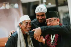 Penyanyi, Taufik Batisah (tengah), bersama sukarelawan mapan Masjid Darul Makmur – dua anak pelakon lama Allahyarham S. Kadarisman, Encik Amirrudin Shadat Kadarisman (kiri) dan adiknya, Encik Nazarudyn Kadarisman.  