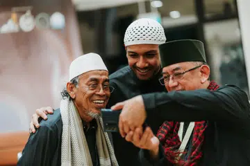 Penyanyi, Taufik Batisah (tengah), bersama sukarelawan mapan Masjid Darul Makmur – dua anak pelakon lama Allahyarham S. Kadarisman, Encik Amirrudin Shadat Kadarisman (kiri) dan adiknya, Encik Nazarudyn Kadarisman.  