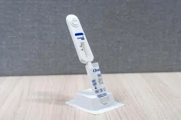 Kit ujian HIV kendiri mempunyai swab oral untuk mengesan antibodi semula jadi badan, dan keputusan boleh diperolehi selepas sekurang-kurangnya 20 minit.