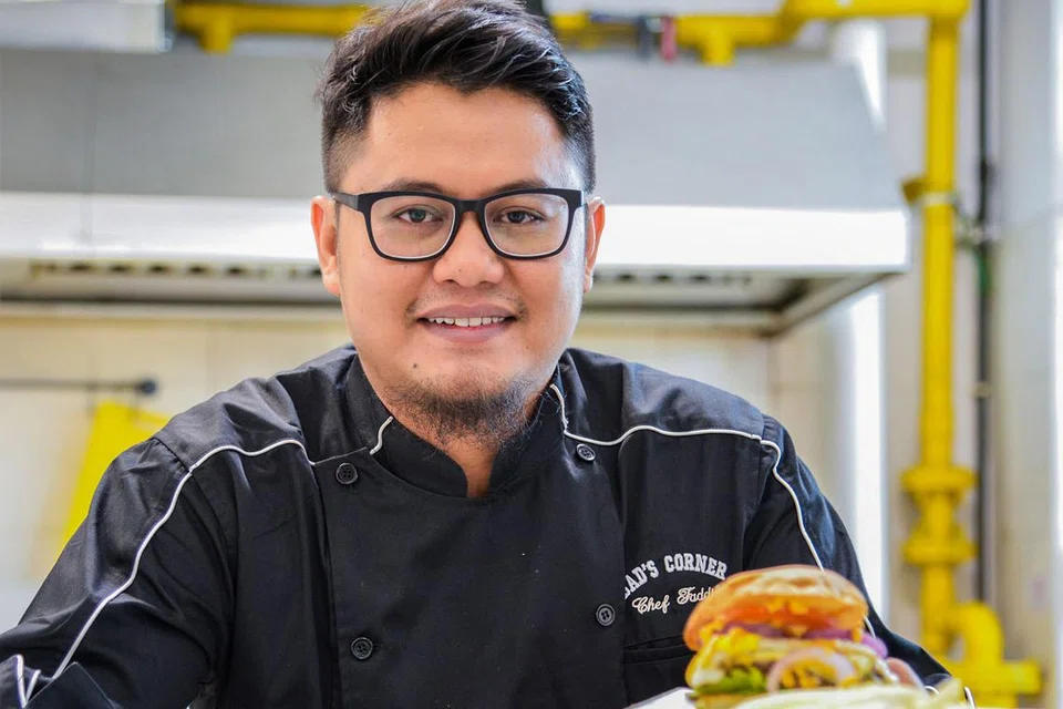 KEHIDUPAN LEBIH BAIK: Melabur dalam pendidikan ternyata membuahkan hasil bagi Cef Mohamad Hasrat Faddil Samsudin yang dahulunya bekerja sebagai penolong stor tetapi kini memiliki dua cawangan Dad's Corner. - Foto IMAN ALIF