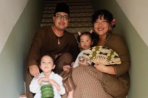 Cik Nadiah Othman (kanan) dan suaminya, Encik Ridzwan Ismail, serta dua anak mereka di apartmen ‘walk-up’ berusia lebih 70 tahun di timur Singapura, yang telah diubah suai untuk menjadi kediaman mereka sekeluarga.