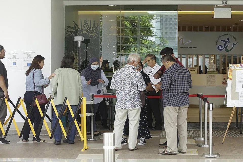 DAPATKAN PENJELASAN: Pejabat Pendaftaran Pernikahan Orang Islam (ROMM) menggantung semua pernikahan sepanjang tempoh 'pemutus litar' yang berkuat kuasa hari ini. Ada di kalangan bakal mempelai dan keluarga mereka telah ke ROMM semalam untuk mendapatkan kepastian tentang permohonan mereka. - Foto BH oleh AZMI ATHNI