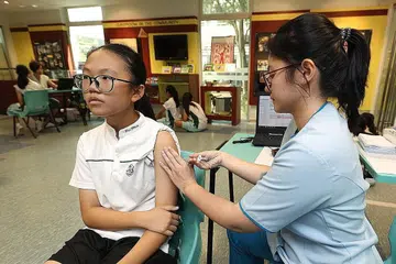 TINGKATKAN PERLINDUNGAN PENYAKIT: Pemerintah akan meluaskan subsidi bagi semua vaksinasi di bawah Jadual Imunisasi Kanak-Kanak Nasional (NCIS) di klinik Skim Bantuan Kesihatan Masyarakat (Chas) dan poliklinik menjelang hujung tahun depan. - Foto CMG