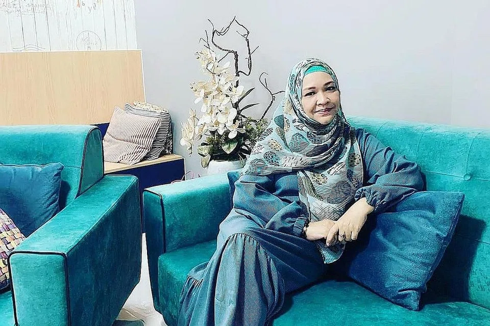 CABARAN BERBEZA: Dalam pementasan 'Bambusa Magica', Cik Khaziah Yem (gambar atas) perlu menghadapi cabaran bersyair dan berlakon dalam masa yang sama. 'Bambusa Magica' merupakan pementasan muzikal yang bertemakan 'buluh perindu' yang dekat dengan jiwa orang Melayu. - Foto ihsan KHAZIAH YEM