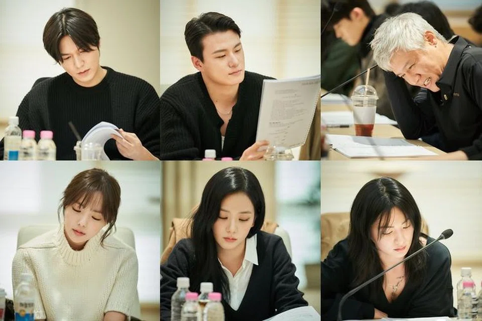 PERANAN BARU: (Dari atas, kiri mengikut putaran jam) Pelakon Lee Min-ho, Shin Seung-ho, Park Ho-san, Nana, Jisoo dan Chae Soo-bin sedang membaca skrip ‘Omniscient Reader’, yang dipadankan daripada novel dalam talian terkenal.
